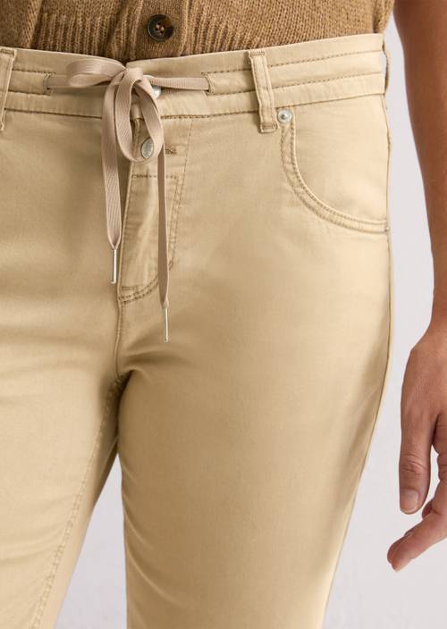 Broek model Theda boyfriend Norse Sand in detailaanzicht