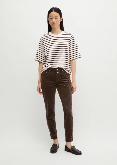 Pantalon à fines côtes modèle Theda boyfriend cropped Burnt Coffee en vue de face