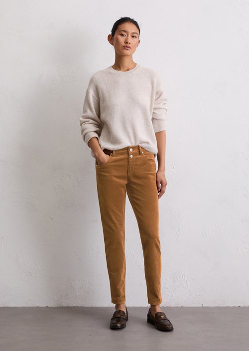 Fine corduroy pants model Theda boyfriend cropped — Umbra Brown