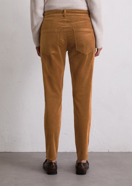 Fine corduroy pants model Theda boyfriend cropped — Umbra Brown
