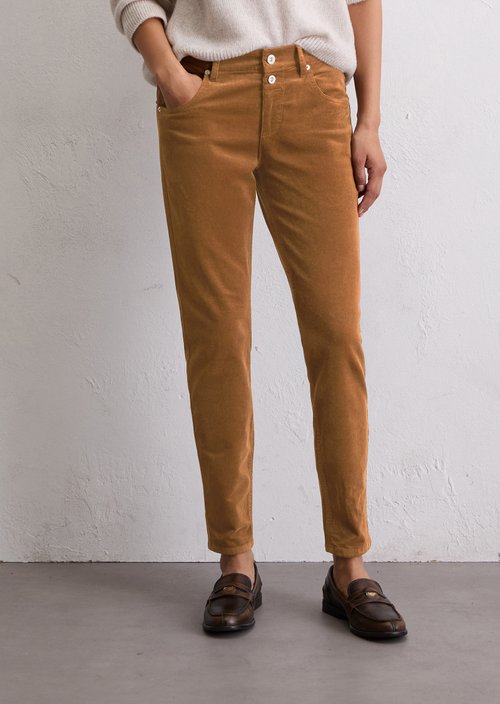 Fine corduroy pants model Theda boyfriend cropped — Umbra Brown