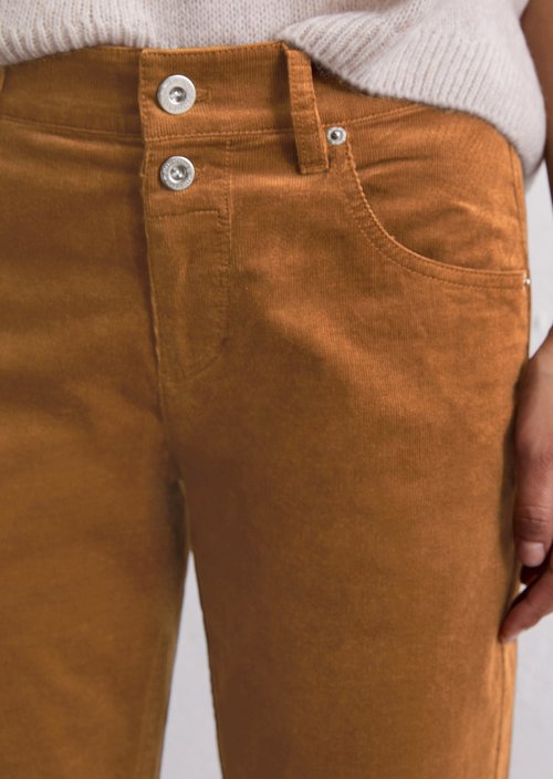 Fine corduroy pants model Theda boyfriend cropped — Umbra Brown