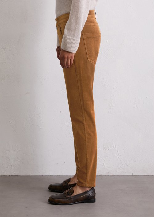 Fine corduroy pants model Theda boyfriend cropped — Umbra Brown