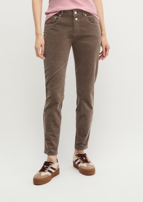 Fine corduroy pants model Theda boyfriend cropped — Stone Taupe