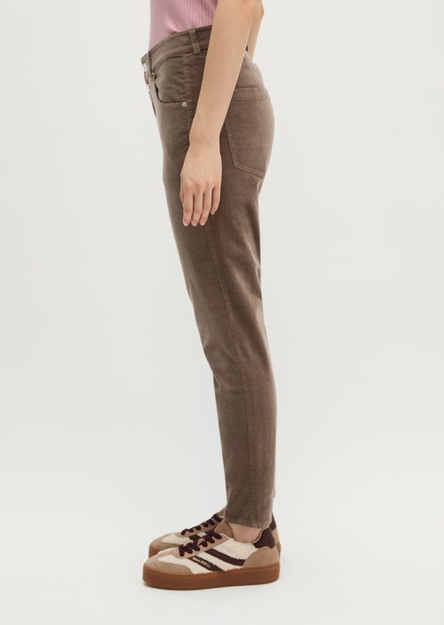 Fine corduroy pants model Theda boyfriend cropped — Stone Taupe