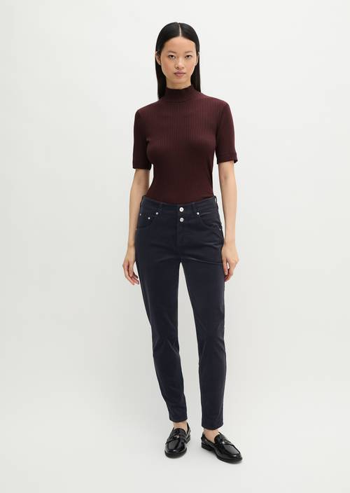 Pantalon à fines côtes modèle Theda boyfriend cropped Deep Night Blue en vue de face