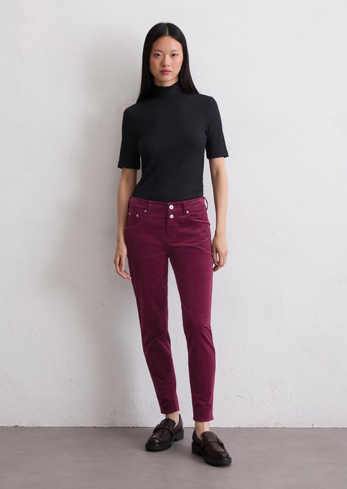 Fine corduroy pants model Theda boyfriend cropped — Aubergine Red