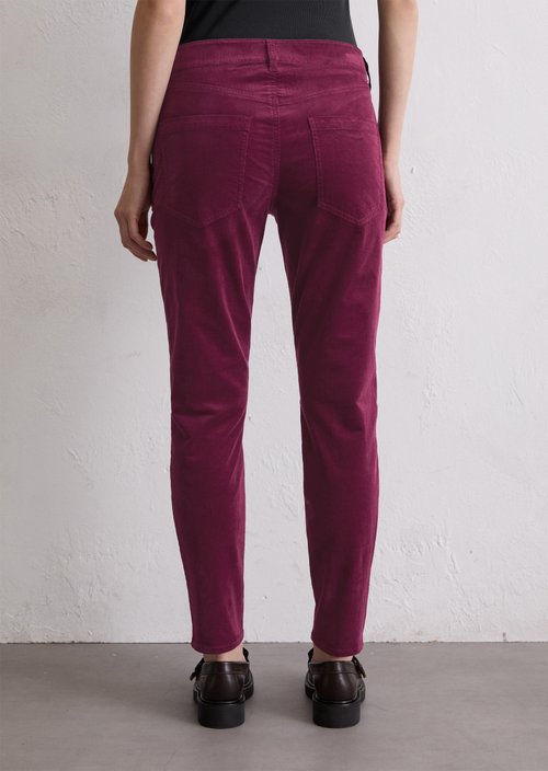 Fine corduroy pants model Theda boyfriend cropped — Aubergine Red