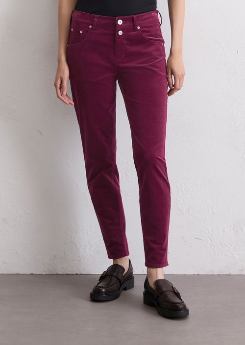 Fine corduroy pants model Theda boyfriend cropped — Aubergine Red