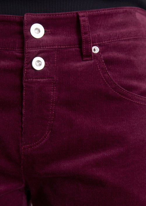 Fine corduroy pants model Theda boyfriend cropped — Aubergine Red