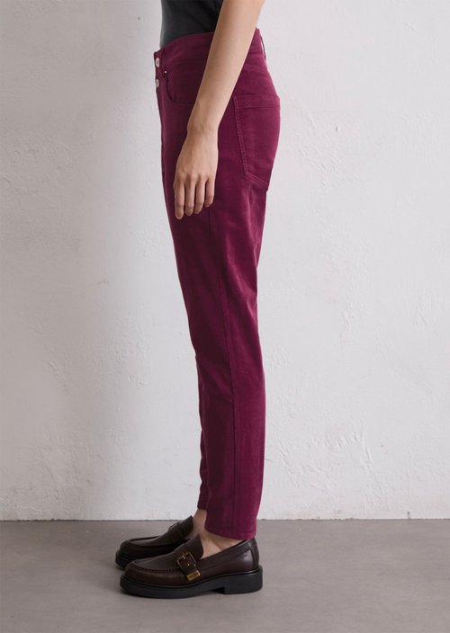 Fine corduroy pants model Theda boyfriend cropped — Aubergine Red