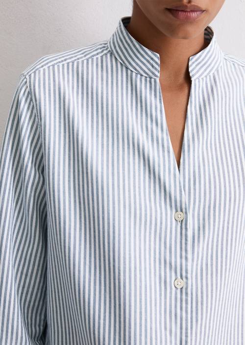 Regular gestreepte blouse met opstaande kraag Medium Blue in detailaanzicht