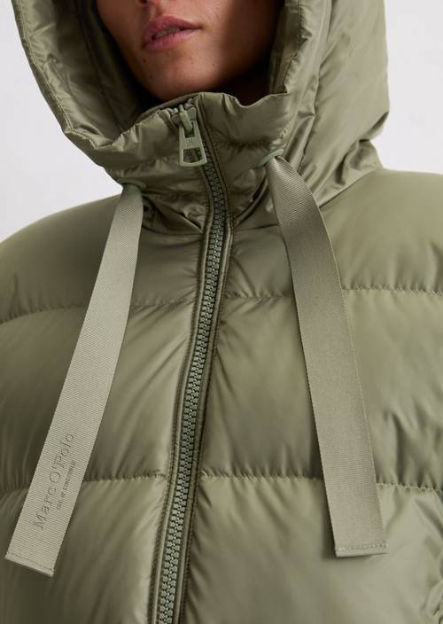 Donsjas met capuchon in de vorm van Dusty Green in detailaanzicht