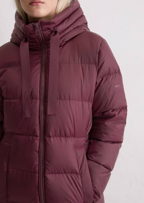 Donsjas met capuchon in de vorm van Aubergine Red in detailaanzicht