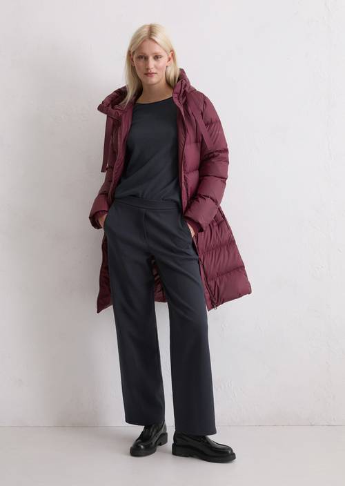 Donsjas met capuchon in de vorm van Aubergine Red in vooraanzicht