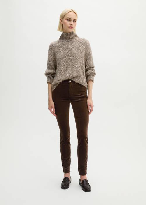Velvet pants model Alkea slim Burnt Coffee in front view