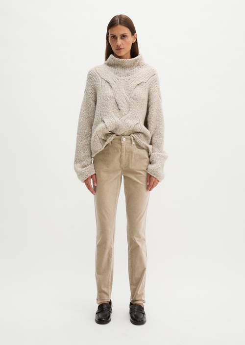 Samthose Model Alkea slim Earthy Taupe in Frontalansicht