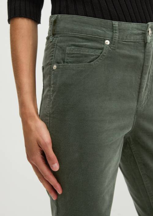 Velvet pants model Alkea slim Quiet Pine in detail view