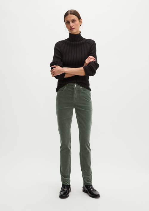 Velvet pants model Alkea slim Quiet Pine in front view