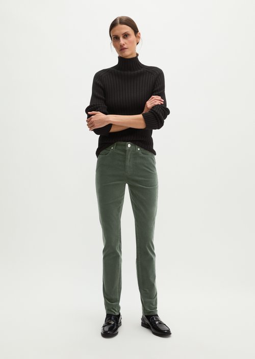 Velvet pants model Alkea slim — Quiet Pine