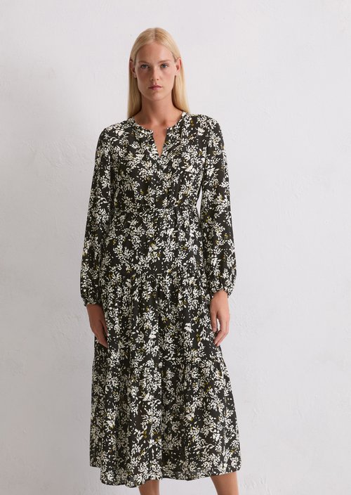 Tiered dress with all-over relaxed print — Black