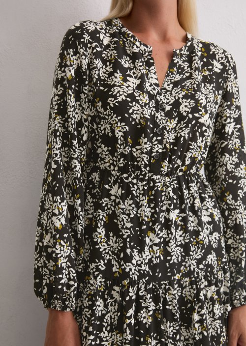 Tiered dress with all-over relaxed print — Black