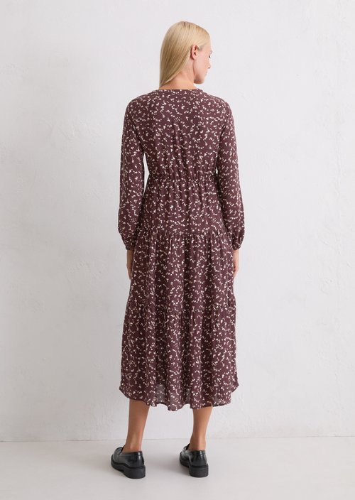 Tiered dress with all-over relaxed print — Medium Brown