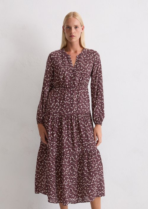 Tiered dress with all-over relaxed print — Medium Brown