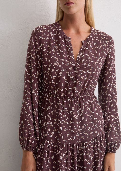 Tiered dress with all-over relaxed print — Medium Brown