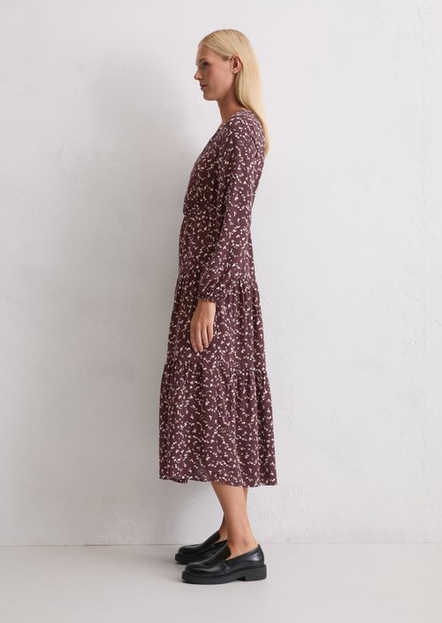 Tiered dress with all-over relaxed print — Medium Brown