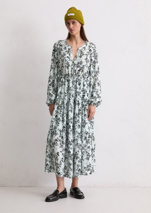 Tiered dress with all-over relaxed print — Light Blue