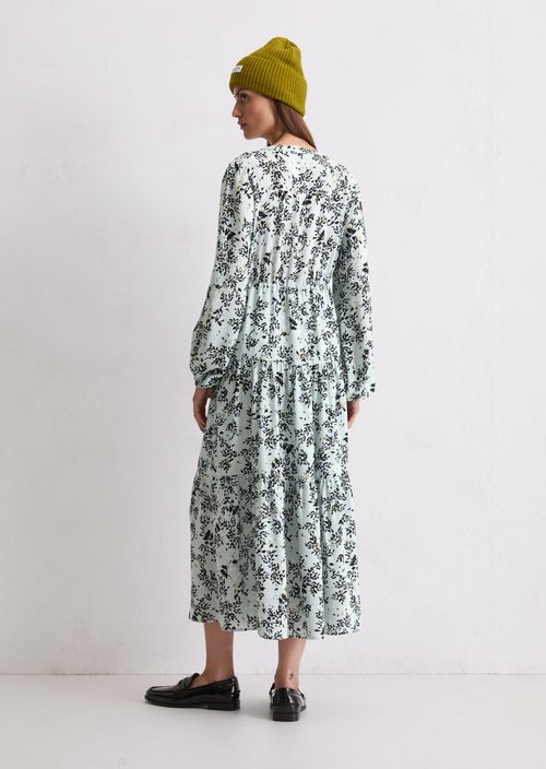 Tiered dress with all-over relaxed print — Light Blue