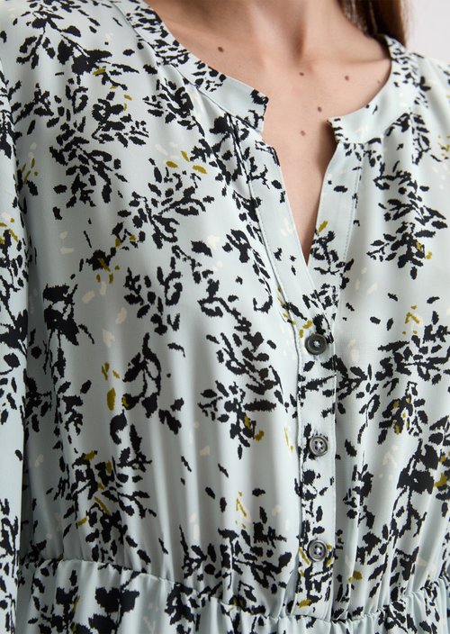 Tiered dress with all-over relaxed print — Light Blue