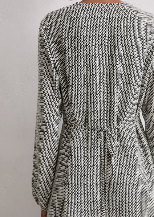 Dress shaped — Black