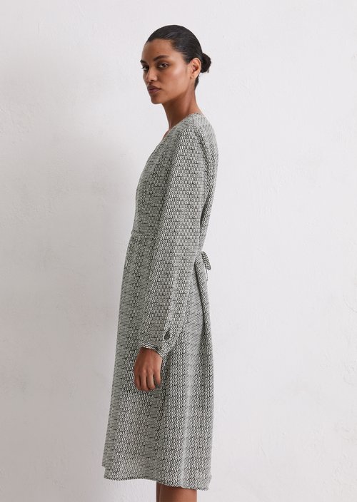 Dress shaped — Black