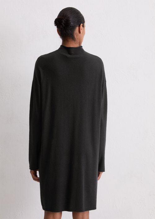 Relaxed fine knit sweater dress — Black