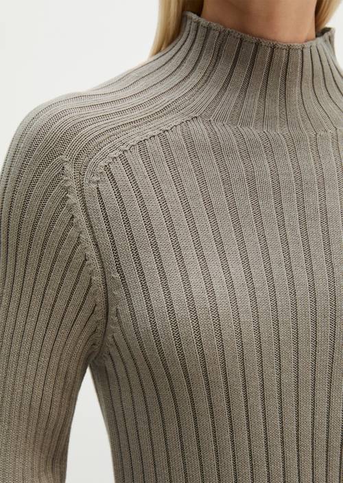 Pull à col tourbillon slim Earthy Taupe en vue détaillée