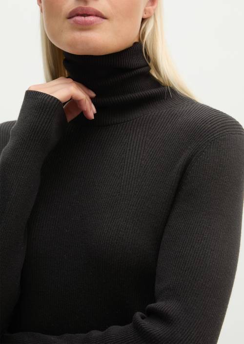 Rollkragenpullover slim Black in Detailansicht
