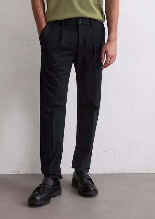 Hose Model Morot Jogger pleats DFB Travel Collection — Deep Night Blue