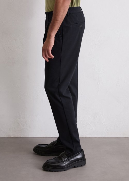 Hose Model Morot Jogger pleats DFB Travel Collection — Deep Night Blue