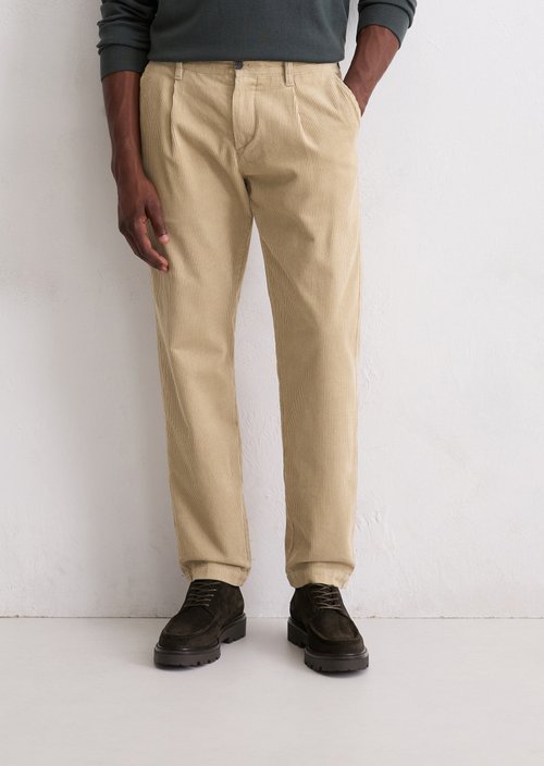 Corduroy trousers model Osby pleats tapered — Jonesboro Cream
