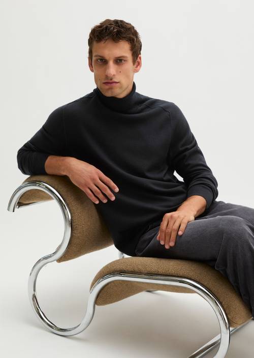 Rollkragen-Pullover regular Black in Frontalansicht