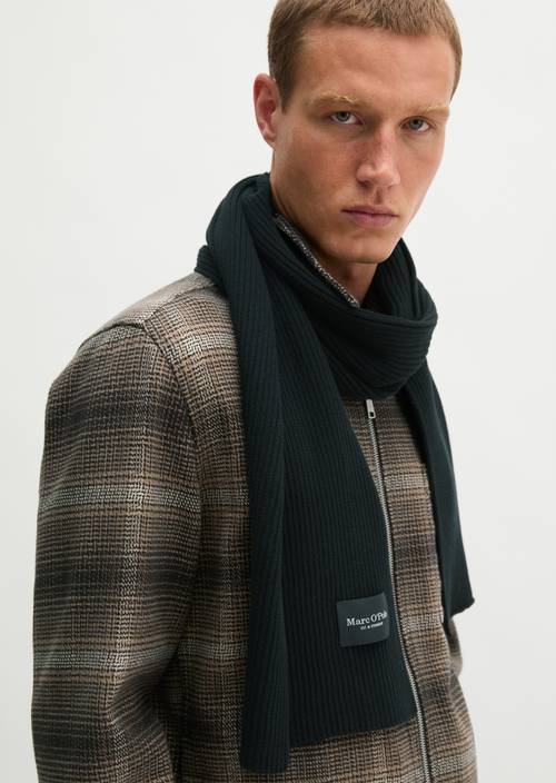 Strickschal Black getragen am Model