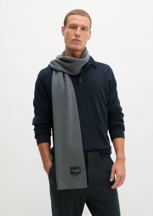 Écharpe tricotée Graphic Grey Melange porté sur le mannequin