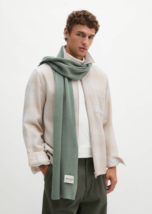 Strickschal Faded Mint getragen am Model