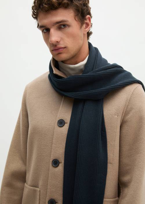 Strickschal Dark Navy getragen am Model