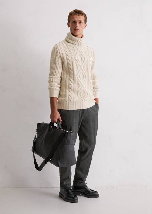 Weekender medium Black worn on model