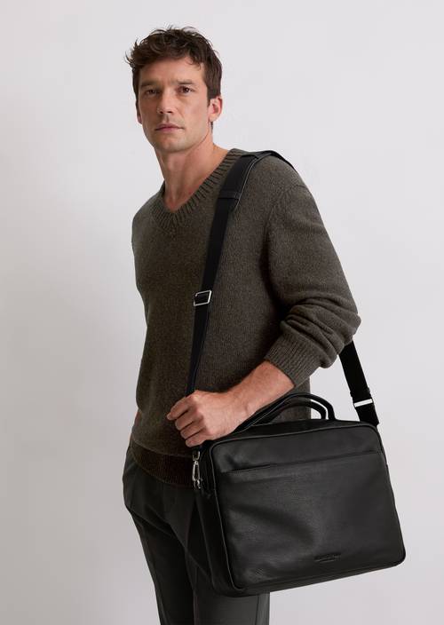 Bolsa de negocios Black llevado por el modelo