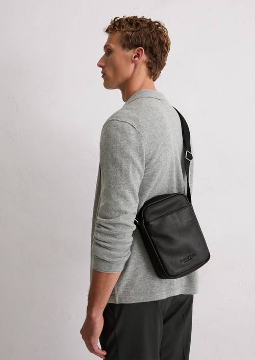 Schoudertas medium Black gedragen door model