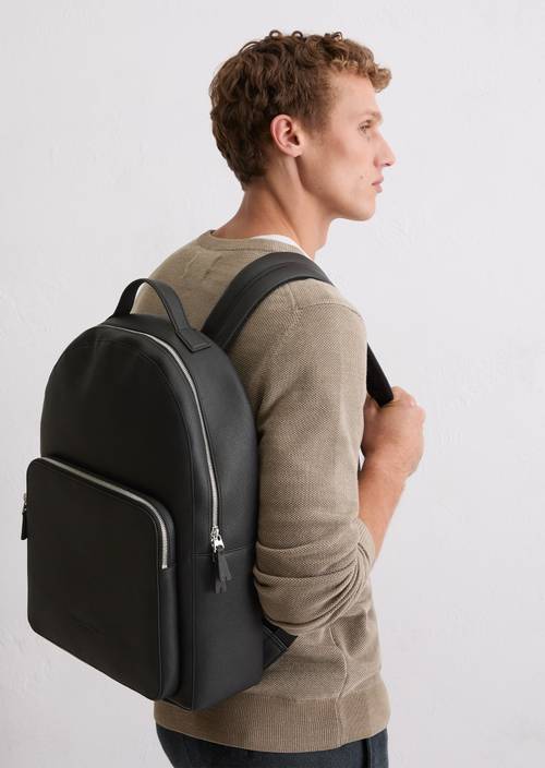 Rucksack Black getragen am Model